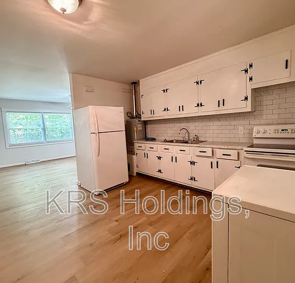 8 Parkwood Ave #B — Photo 7