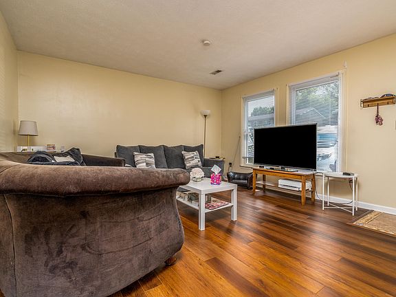 4th image of 121 Bolton Ave