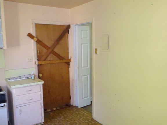 3rd image of 422 Belvedere Cir