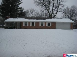 7025 Country Club Rd, Omaha, NE 68152