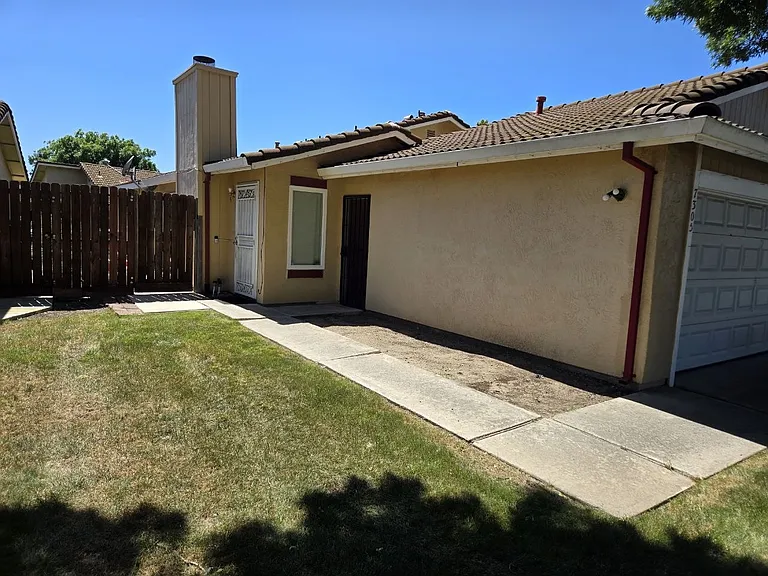 7305 Village Green Dr — Photo 2