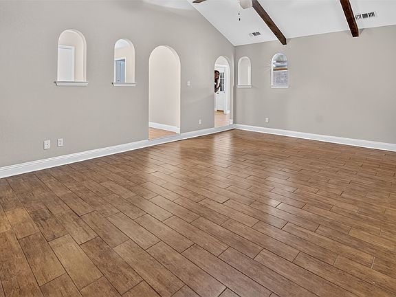 5th image of 2208 Cambridge Dr