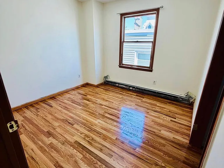 110 Humphrey Ave — Photo 5