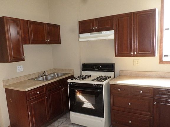 5th image of 1450 N Avers Ave