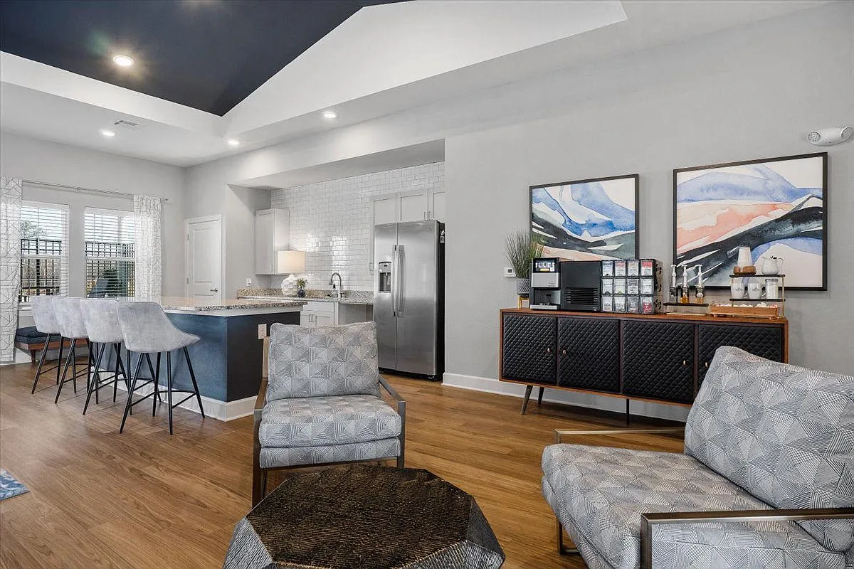 Aurora Apartments — Photo 3