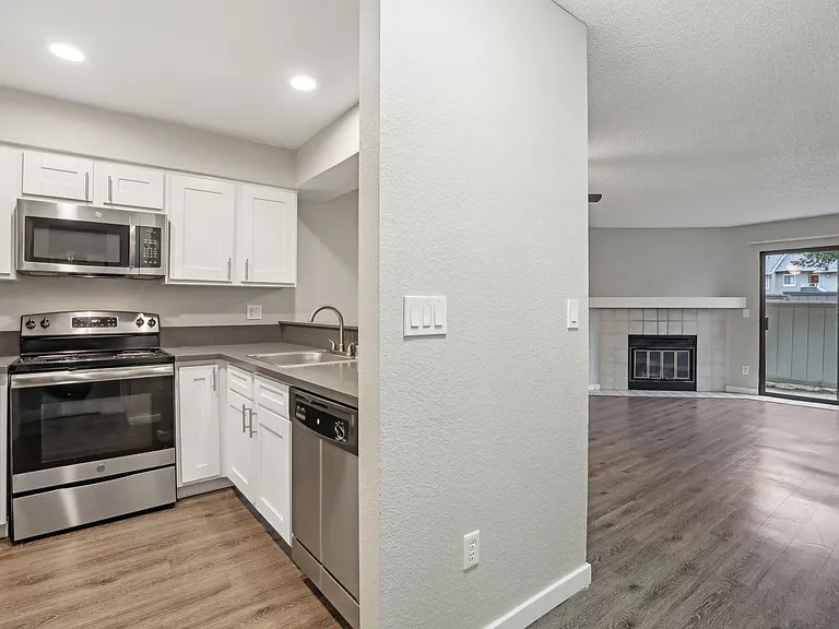Ellington Apartments — Photo 9