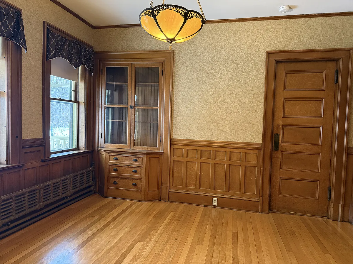 Building Photo - 85 E Spring St #D
