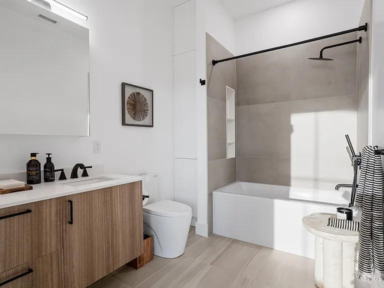 The Roe at Manayunk Apartments and Townhomes — Photo 158