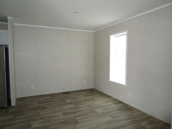 5th image of 23621 Pine Dr