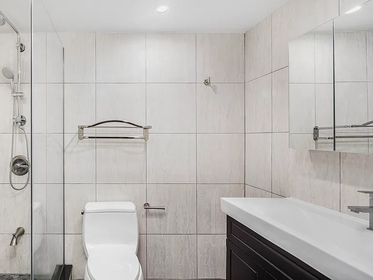 222 W 14th St #9D — Photo 6