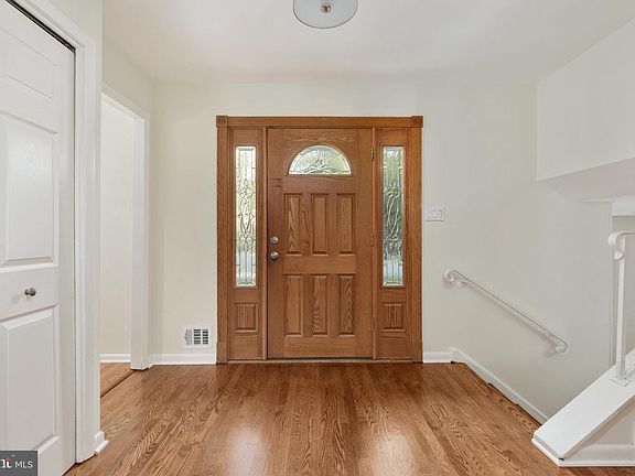 3rd image of 9927 Barnsbury Ct