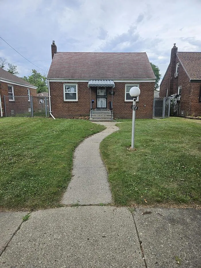 3 bed, 1.0 bath, 800 sqft, $1,350 — Photo 1