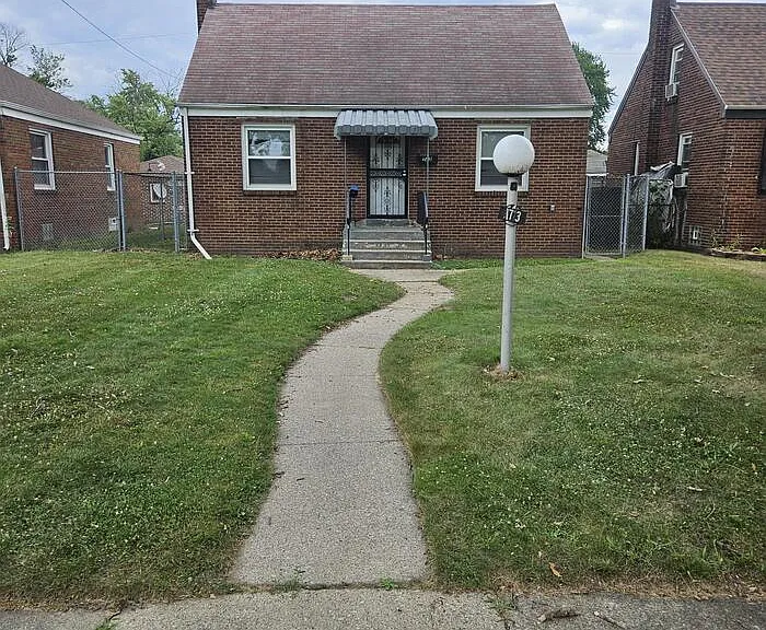 743 Hanley St — Photo 1