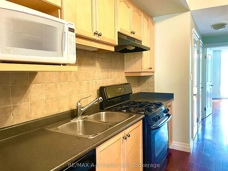 555 King St E #204 — Photo 6