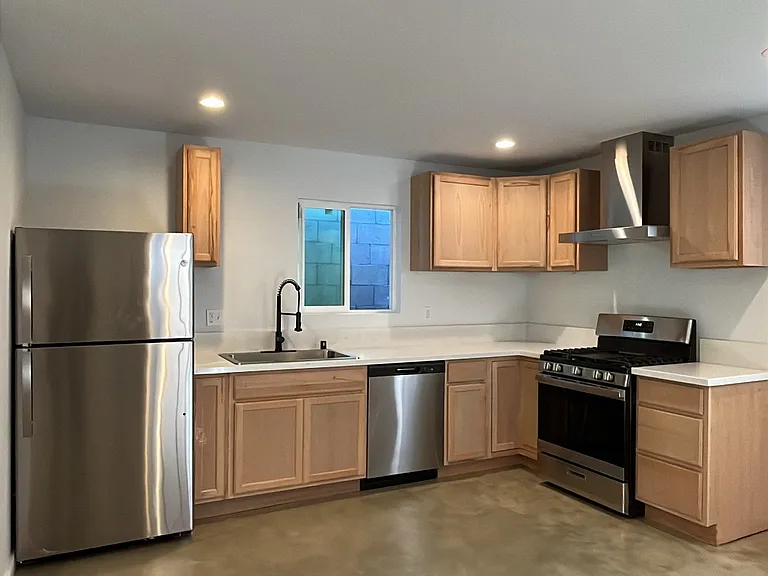 216 N Burlington Ave #3/4 — Photo 5