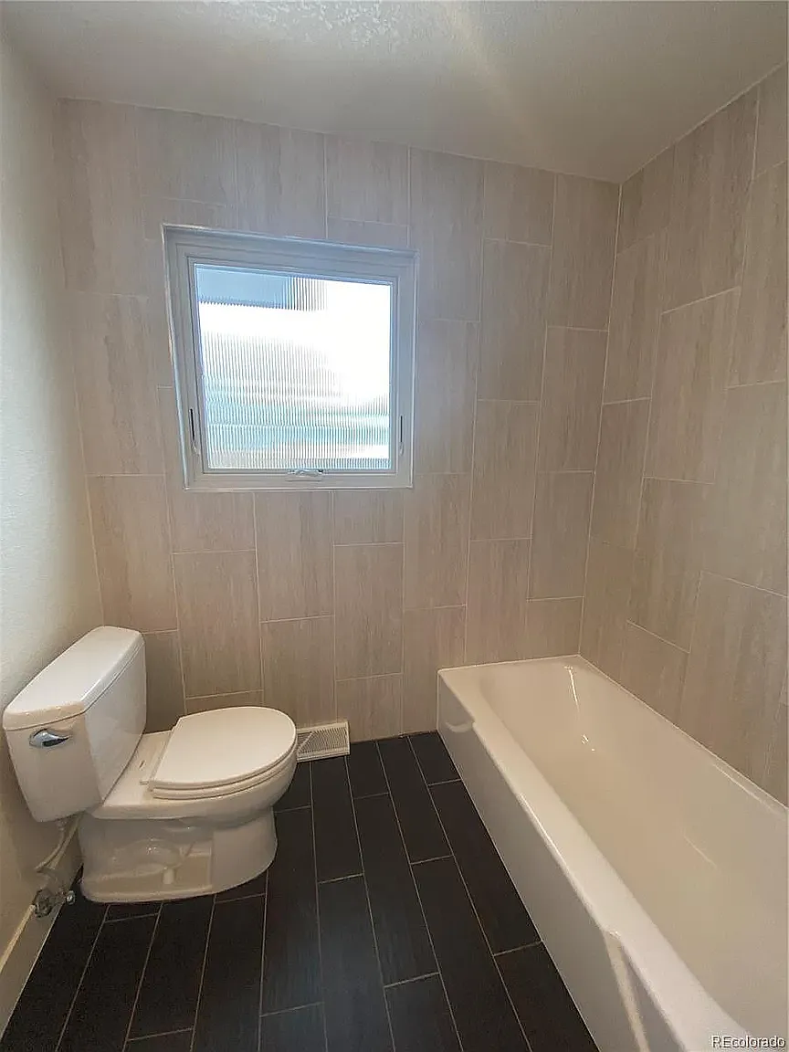 5 bed, 3200 sqft, $3,950 — Photo 4