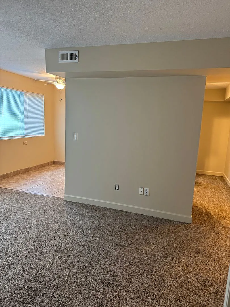 Colonial Apartments — Photo 2