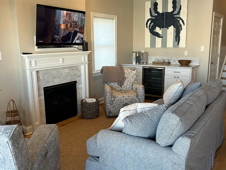 2443 Asbury Ave #TOP — Photo 2
