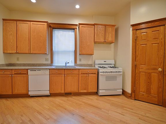 3rd image of 1733 N Sheffield Ave #1