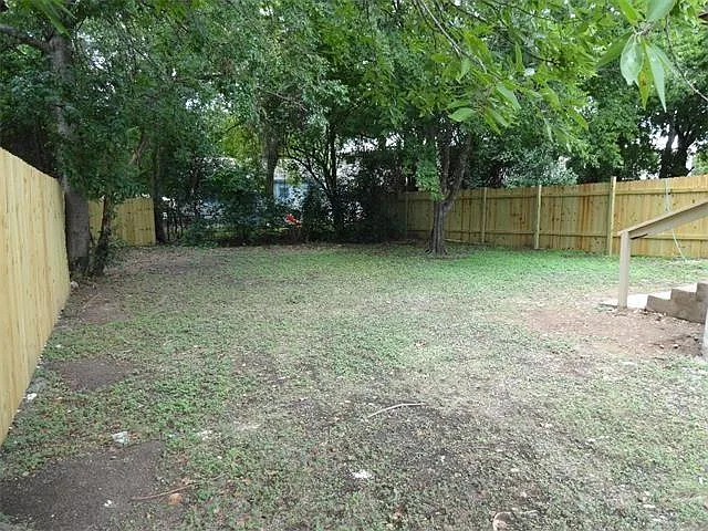 2212 Greenwood Ave — Photo 3