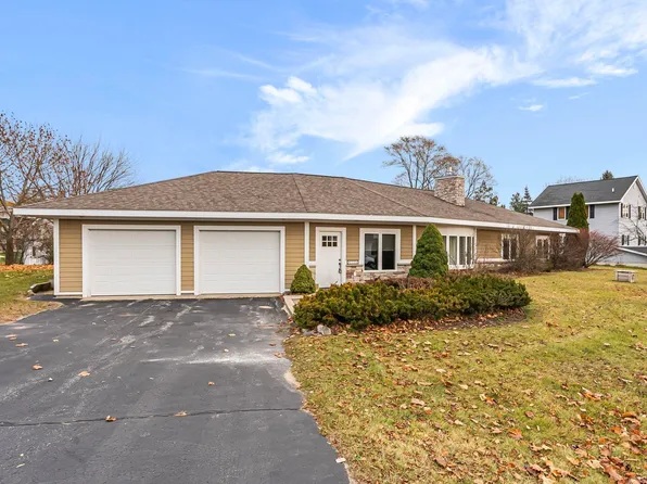 4220 Summerhill Rd, Traverse City, MI 49684