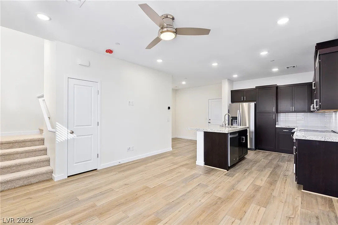 3 bed, 2.5 bath, 1405 sqft, $2,023 — Photo 4