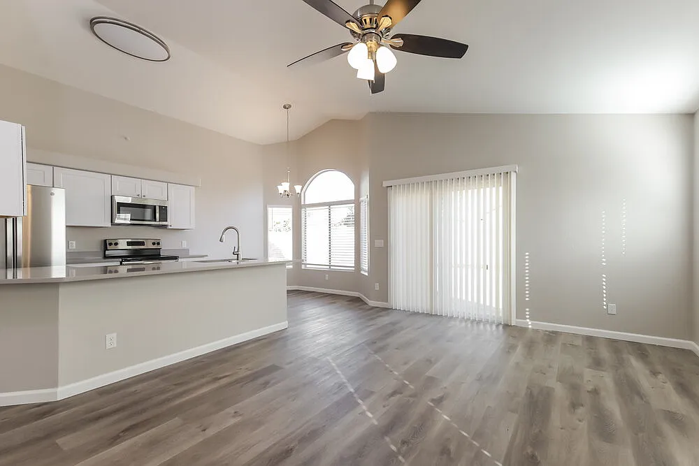 3 bed, 2.0 bath, 1242 sqft, $2,000 — Photo 3