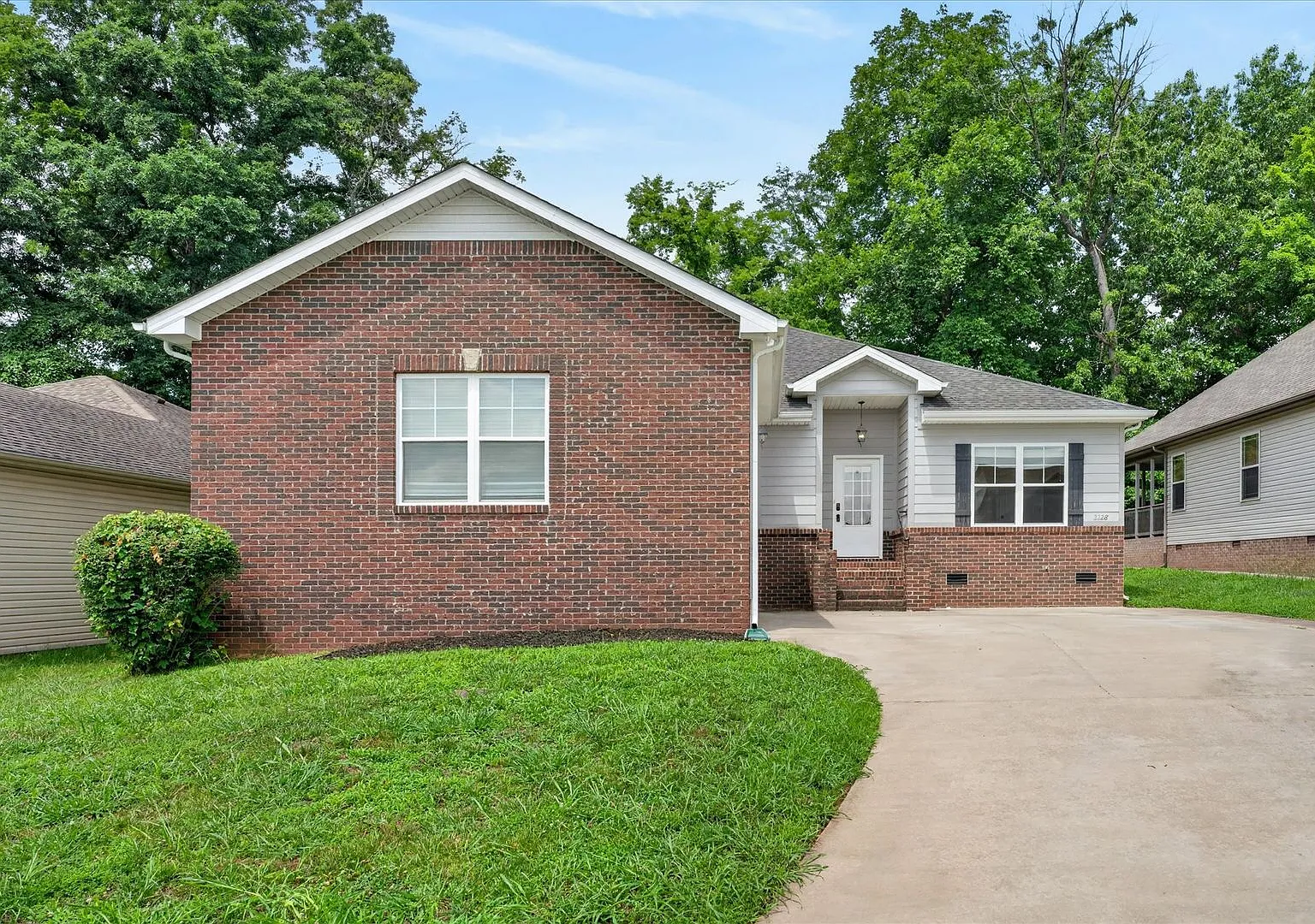 Pet Friendly Four Bedroom! — Photo 2