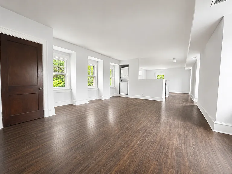 186 W Queen Ln — Photo 8