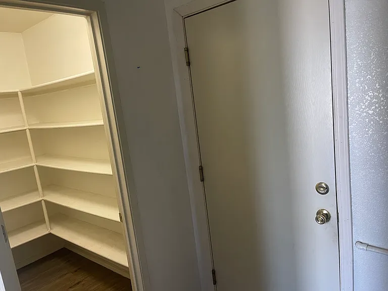 515 Lexington Ave — Photo 5