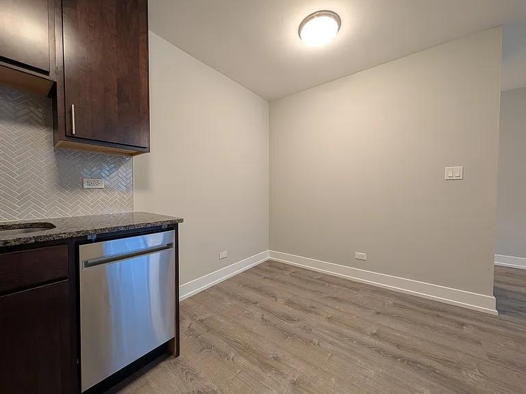 538 W Surf St — Photo 11