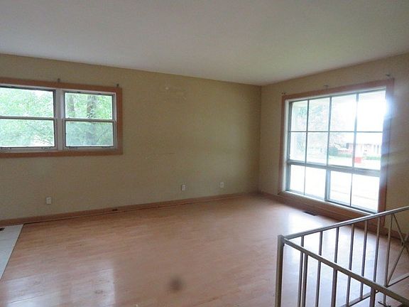 5th image of 518 Hillside Dr