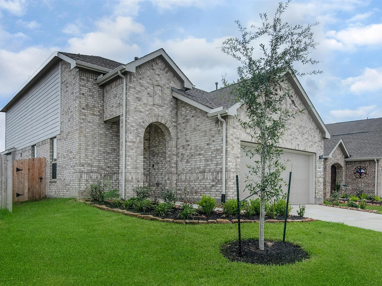 4 bed, 2.5 bath, 1922 sqft, $2,150 — Photo 2