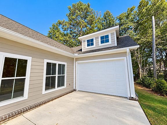 3rd image of 1100 Chapman Dr