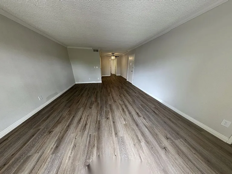HYW - Hayworth Apts. — Photo 13