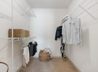 32 Sterling Cir APT 305, Wheaton, IL 60189