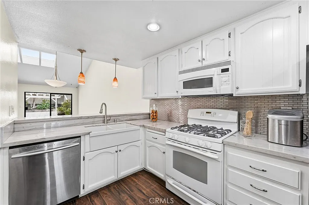 3 bed, 1401 sqft, $4,500 — Photo 2