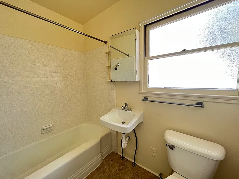 238 S H St #D — Photo 9