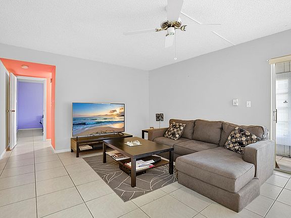 4th image of 335 W Laurel Drive #3M
