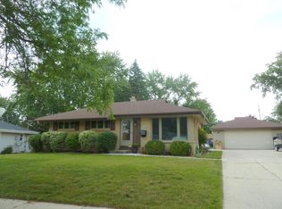 W150N8302 Saxony Dr, Menomonee Falls, WI 53051