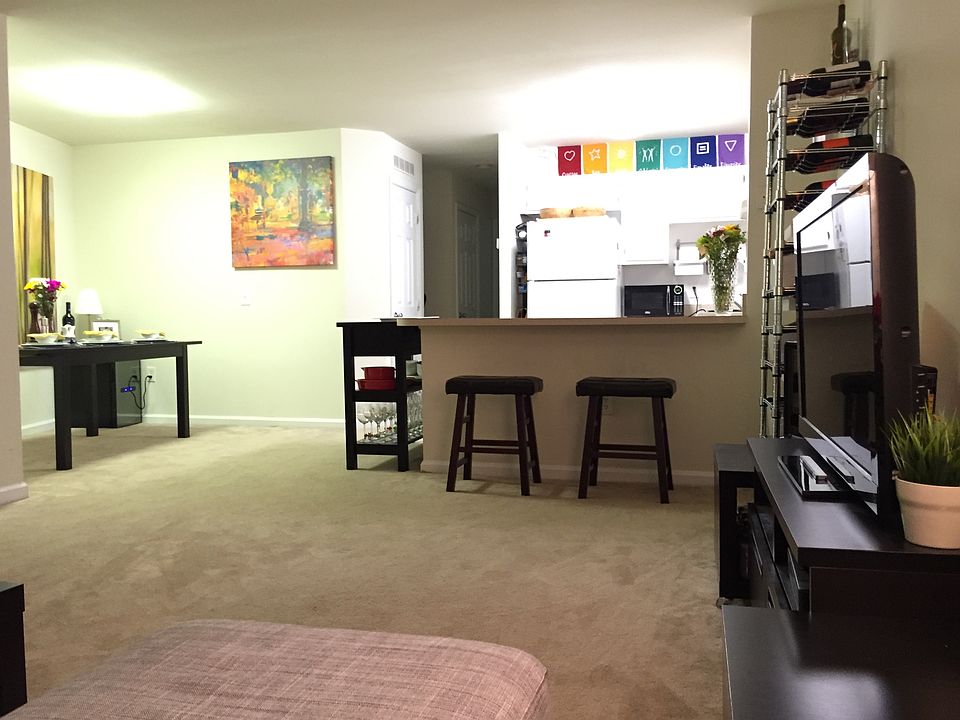 Breakfast Bar, Kitchen and Dining Area