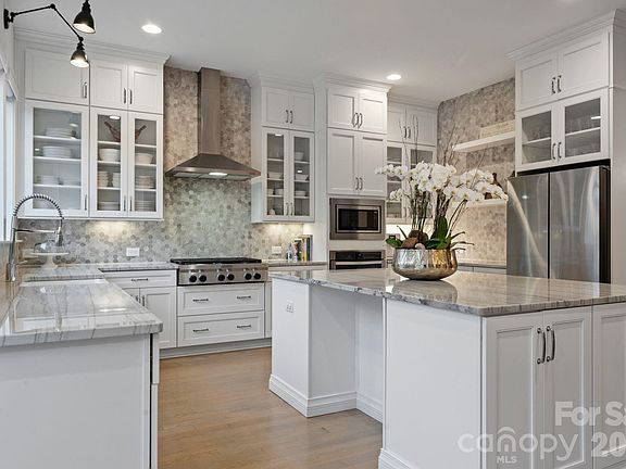 3rd image of 200 Seven Oaks Lndg