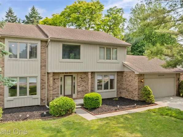 28840 E King William Dr, Farmington Hills, MI 48331