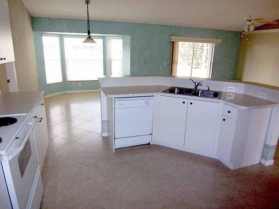 5th image of 905 SE Atlantus Ave
