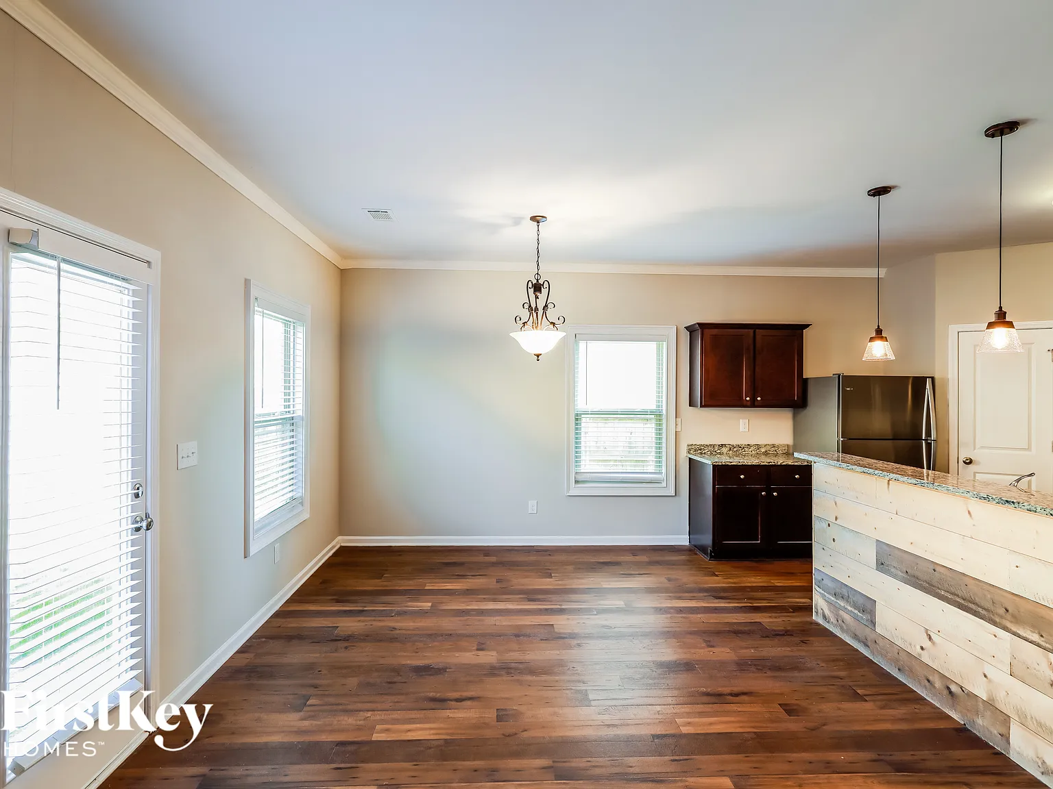 4 bed, 2.5 bath, 2057 sqft, $2,335 — Photo 4