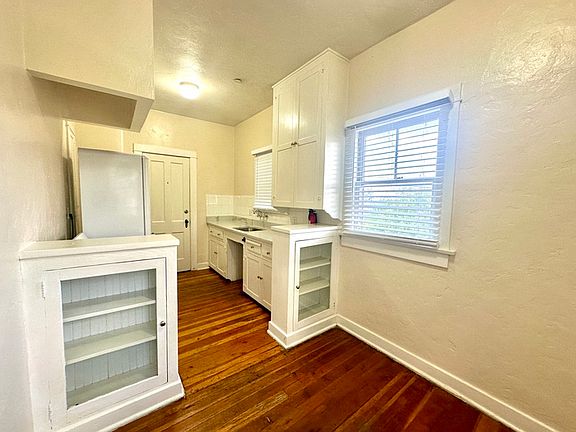 2nd image of 605 E 9th St APT 117