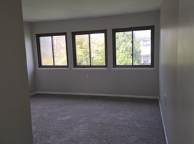 3 Twin Rivers Dr N, Hightstown, NJ