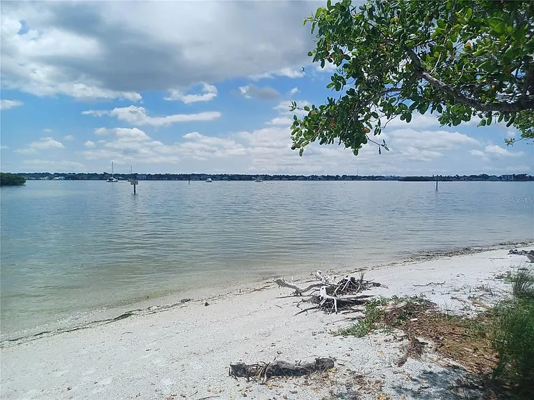 120 Causeway Blvd — Photo 22