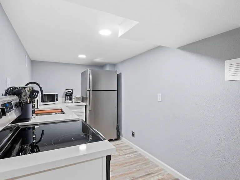 135 S Hooker St — Photo 12