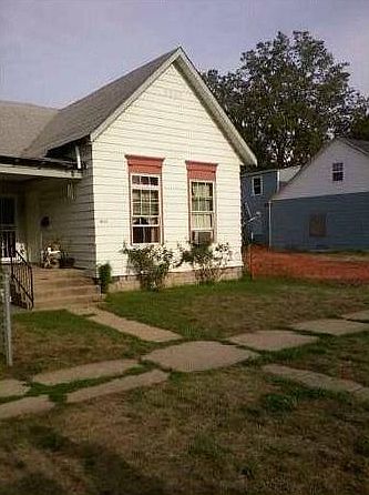 2nd image of 1025 S Villa Ave